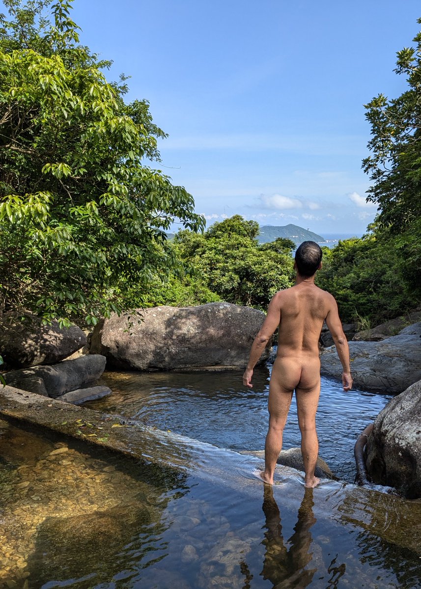 天熱，玩水
It’s hot, play with water

#nudist
