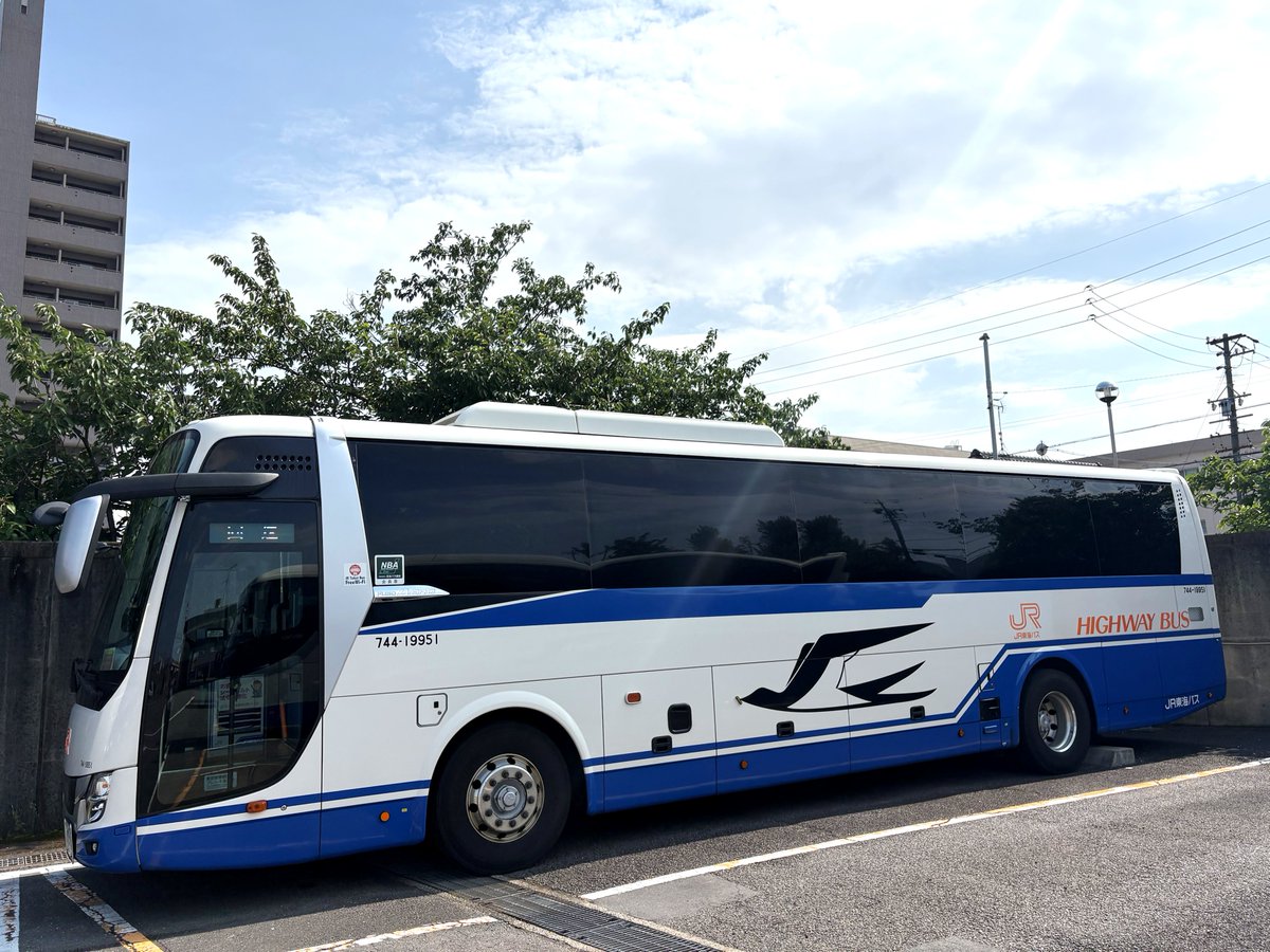 あれっ？ 744-19951のつばめマークが何かをくわえて・・・。 ん