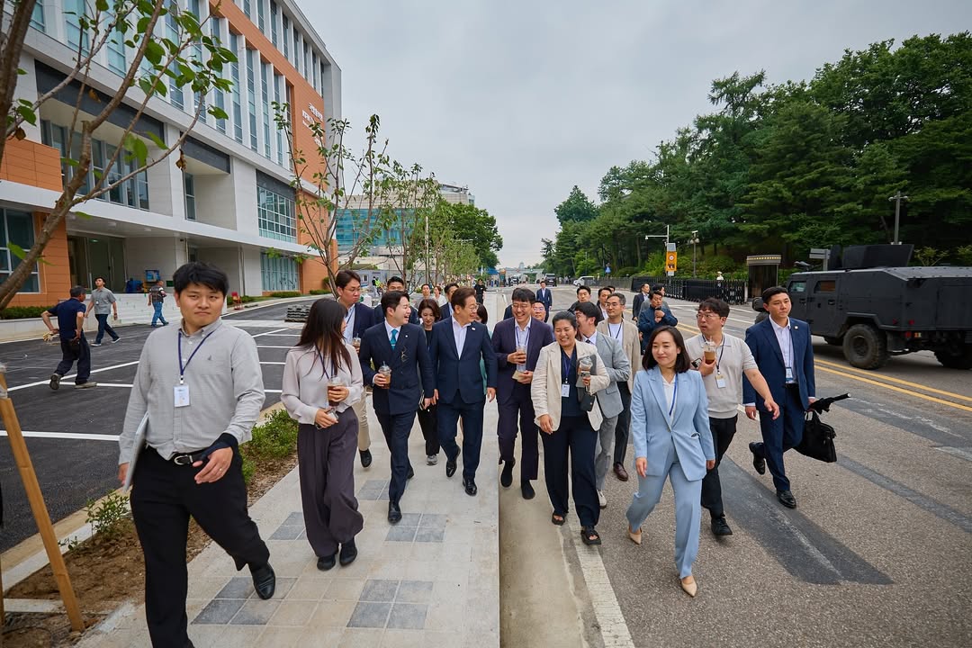 _look_here's tweet image. 250626

커령이 작은 게 아니라 
세상이 큰 거야,,,잼프 인스타펌

#안귀령 @anngwiryeong #커령단