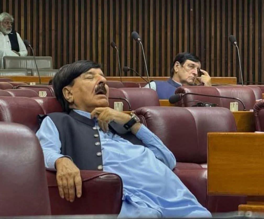 waseemnawaz2's tweet photo. ہمارے اوپر ٹیکس لگانے کے بعد، بجلی مہنگی کرنے کے بعد ، گیس،چینی مہنگی کر کے ان ایم۔پی۔اے، ایم این اے صاحبان کو اے۔سی لگا کر دئیے جاتے ہیں۔ 
پھر وزراء کی تنخواہیں دو لاکھ سے بڑھا کر 8 لاکھ اور بعض کی 12 لاکھ تک کر دی جاتی ہیں۔
#NoMoreSlabLooting https://t.co/PBs0HYLV05