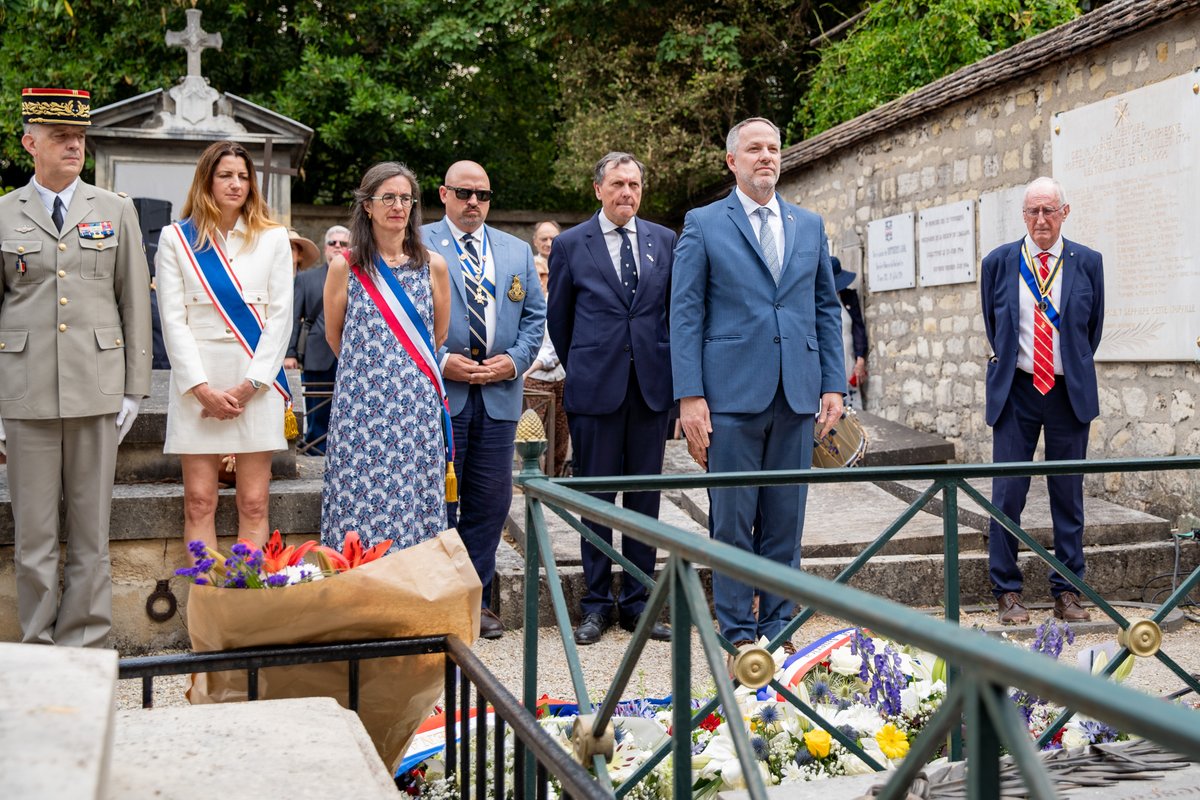 Au cimetière de Picpus pour célébrer la force durable de notre amitié, incarnée par une figure qui continue d’inspirer Français et Américains : La Fayette. Face aux défis d’aujourd’hui, son héritage continue de nous guider.