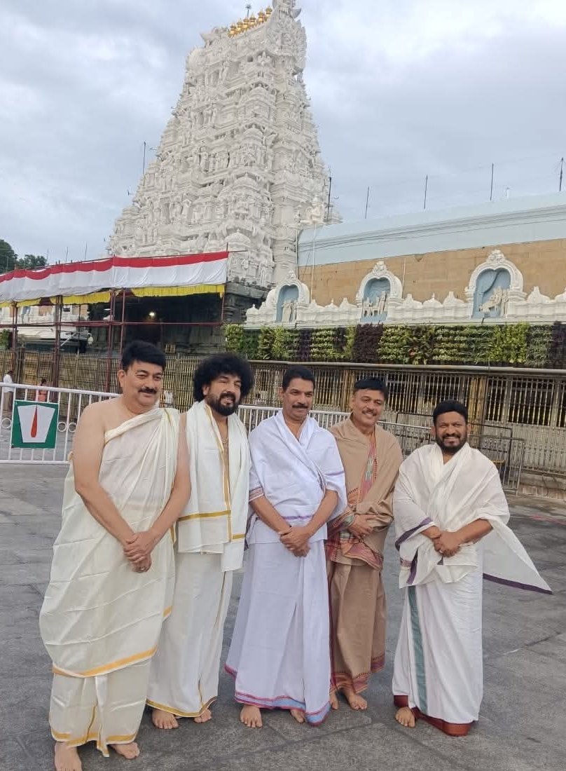 ಶ್ರೀ ಕ್ಷೇತ್ರ ತಿರುಮಲ ತಿರುಪತಿ ದೇವಸ್ಥಾನದಲ್ಲಿ ದೇವರ ದರ್ಶನ ಮಾಡಿ ಪೂಜೆ ಸಲ್ಲಿಸಿ ಆರ್ಶೀವಾದ ಪಡೆಯಲಾಯಿತು.
#Tirupati