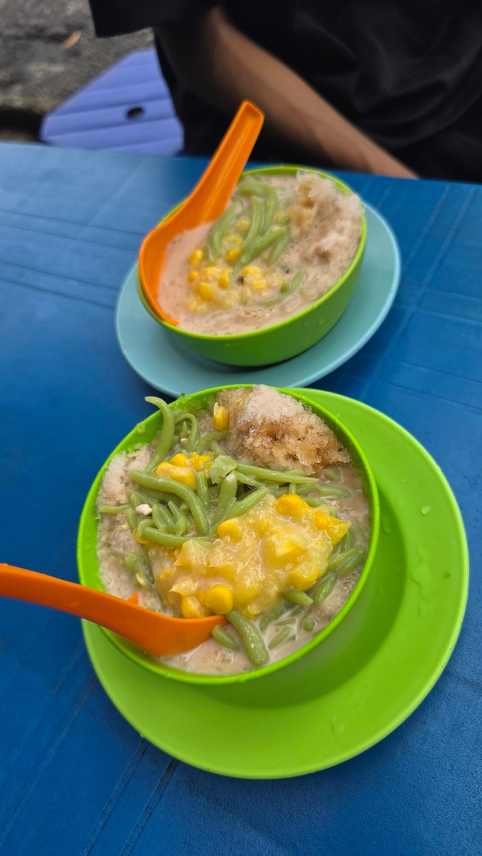 Jangan report kat akak yang suruh minum air kosong je lepas solat Jumaat