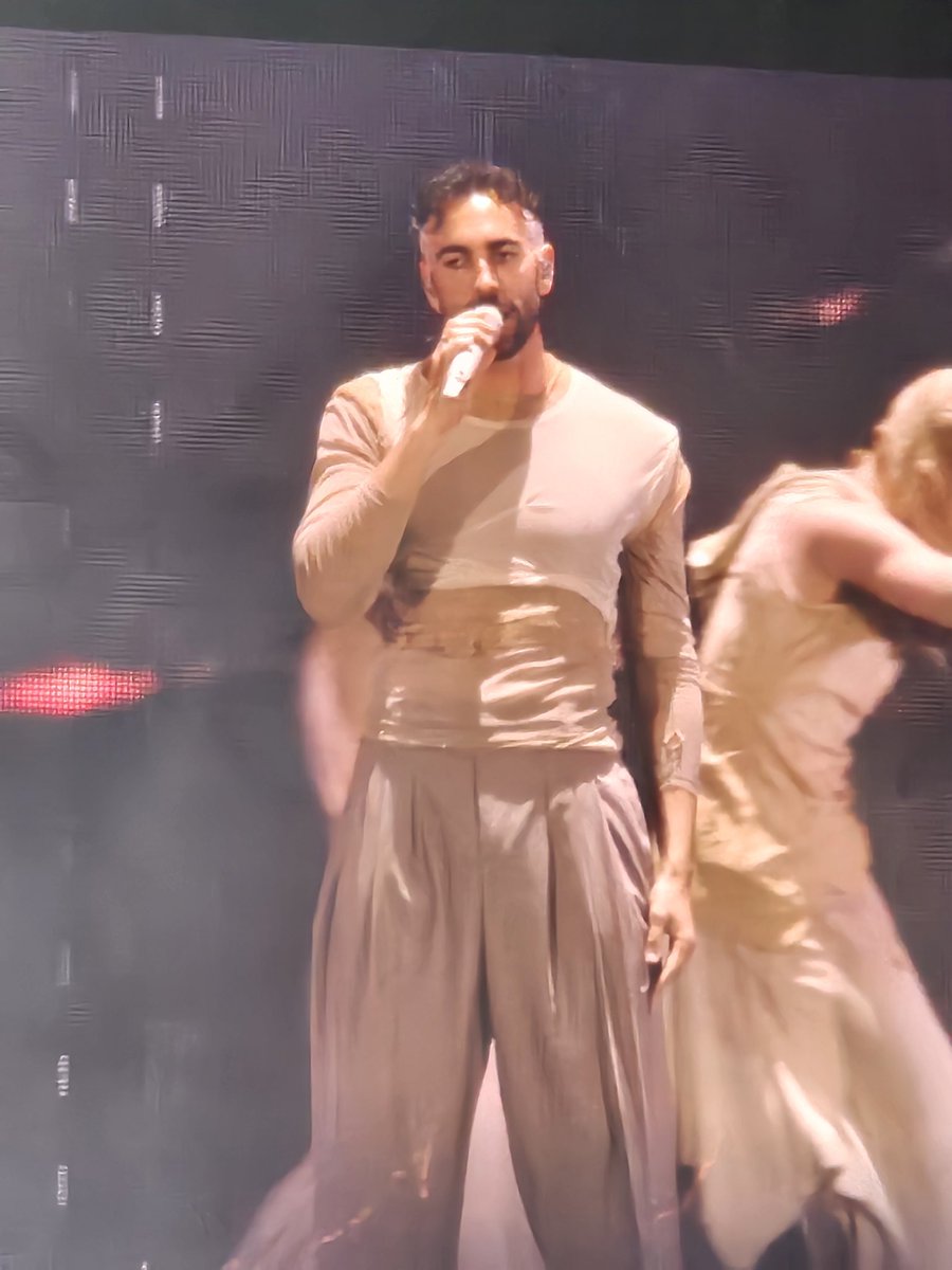 Stadio Diago Armando Maradonalla ei eilisiltana pelattu jalkapalloa vaan siellä esiintyi Italian supertähti Marco Mengoni. Kun kymmenet tuhannet italilaiset lauloivat joka biisiä mukana, meno oli kuin Allsång på Skansenilla. Ehkä sama elokuussa Ultra Bran stadion-keikoilla...