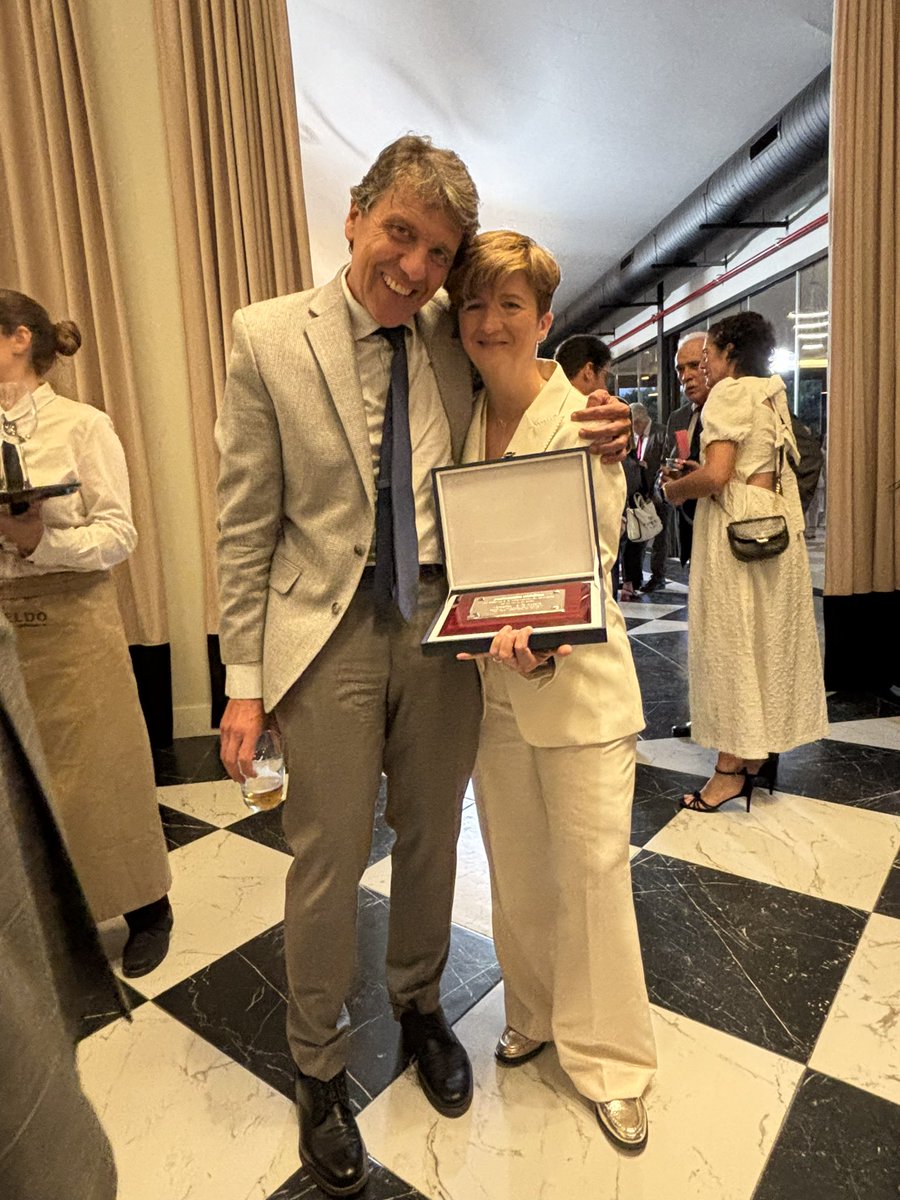 CALDirector's tweet image. Muy orgullosos de nuestra coordinadora de salud mental y gerente de hospitales en la @ComunidadMadrid @SaludMadrid Mercedes Navío @mercedesnavio. Premio a la administración sanitaria @redaccionmedica. Enhorabuena!