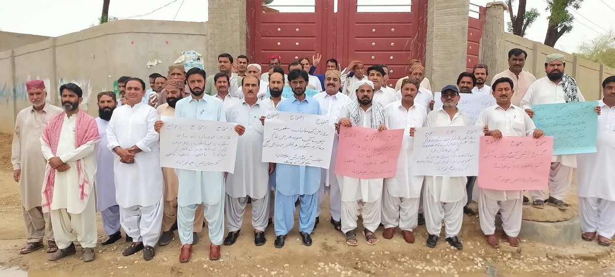 #BalochistanGrandAlliance 
<a href="/geonews_urdu/">Geo News Urdu</a> <a href="/PakSarfrazbugti/">Sarfraz Bugti</a>
نصیرآباد میں صوبائی نائب صدر ایپکا حسین بخش جونیجو سنیئر نائب صدر شفقت اللہ رند سیسا کے غلام مصطفی مینگل پروفیسر ایسوسی ایشن سے طاہر حسین سیال  سمیت ڈپٹی کمشنر نصیرآباد کے دفتر سمیت دیگر دفاتر کی تالہ بندی کرکے بیٹھے ہیں،