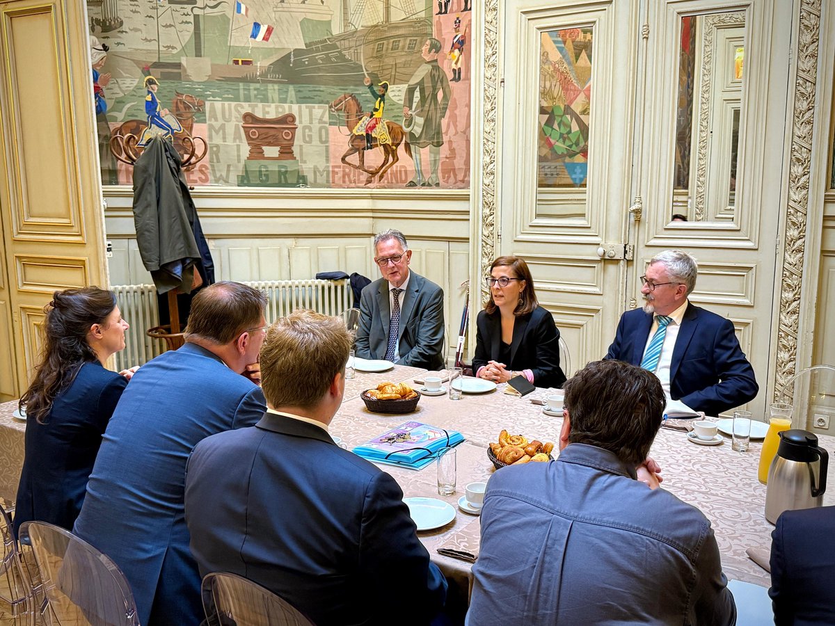 🇮🇪 Ce matin, <a href="/ArriveBenoit/">Arrivé Benoît</a> accueille <a href="/CelinePlace/">Céline Place</a>, Ambassadrice de <a href="/FranceinIreland/">France in Ireland 🇫🇷 🇪🇺</a>.
👉 L'occasion d'échanger sur les relations étroites et les échanges qui se tissent entre #CherbourgEnCotentin, son port et la République d'Irlande.