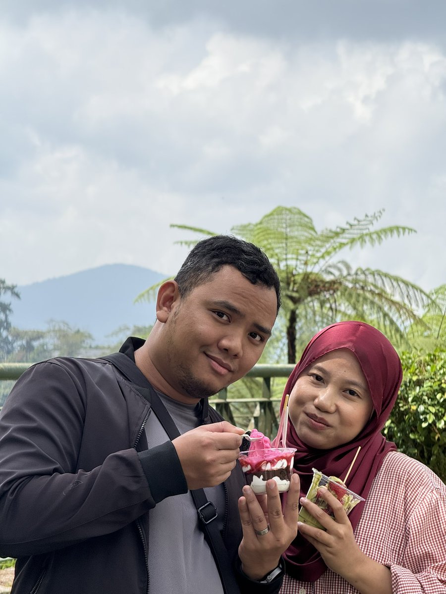 kasykeem's tweet photo. Strawberry Snacking

P/S: Mohon jangan kecam calory intake tinggi. Kesian kami dah lama tak makan dessert2 ni🥲 https://t.co/VfOt7PTplG
