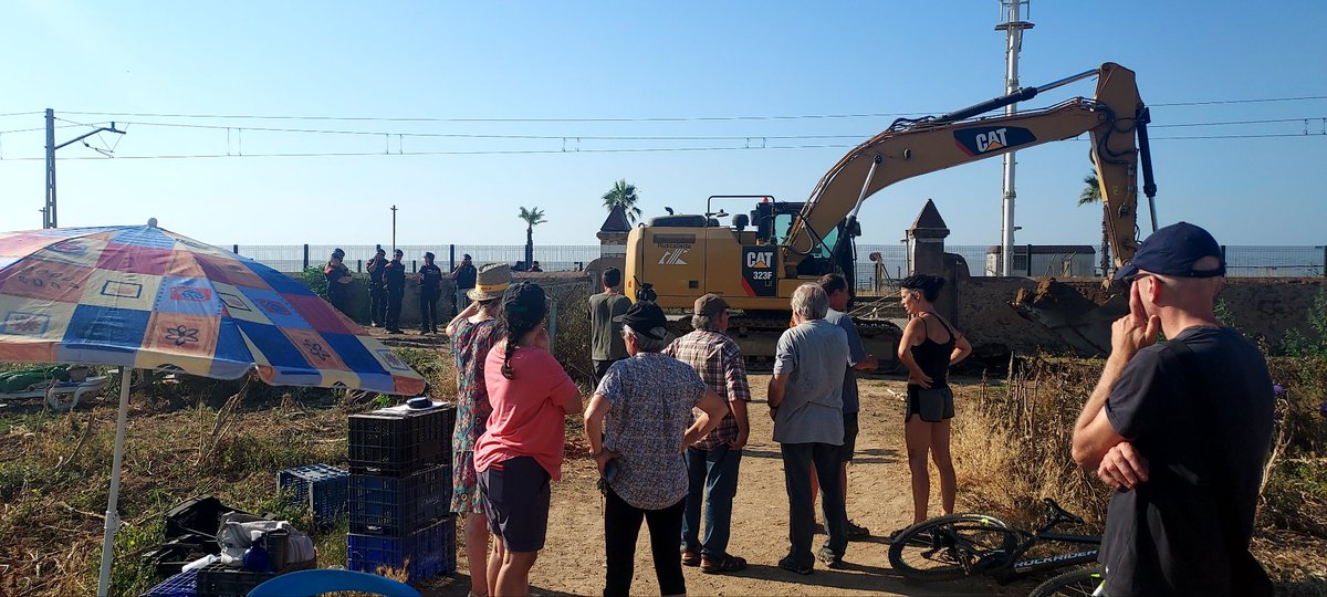 👉 Ara mateix al costat de la pagesia del Pla de Balasc a Santa Susanna!
👉 Novament l'especulació guanya, utilitzant la força de la repressió per fer fora la resistència pagesa!
<a href="/PladeBalasc/">Salvem el Pla de Balasc</a> qui pugui venir a donar suport aquí estem, defensem les terres agrícoles i la pagesia