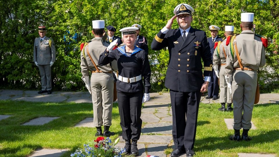 #JDA25 | Hommage à #Narvik : 85 ans après la bataille 🇫🇷🇳🇴  Le groupe Jeanne d'Arc a rendu hommage aux héros de 1940 avec :  
🔹 Débarquement amphibie du PHA Mistral 
🔹 21 coups de canon en mémoire des 122 soldats français 
🔹 Cérémonie franco-norvégienne