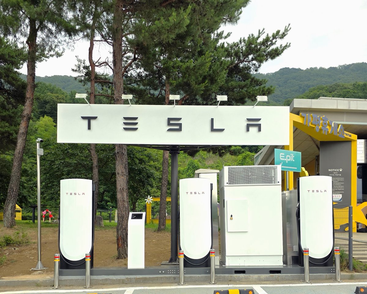 Tesla Charging tweet media