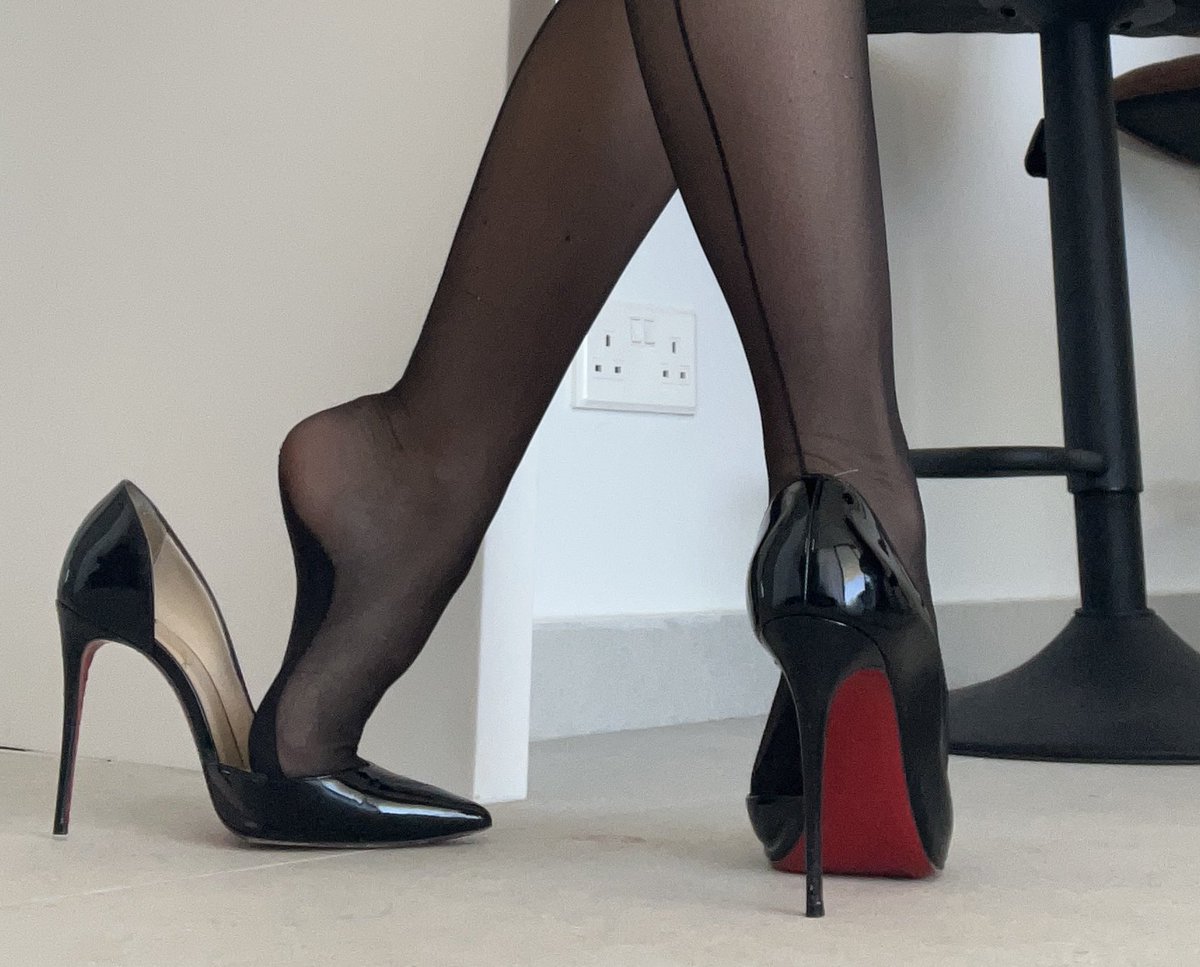 You’re favourite nylon view to start the day 💋💋