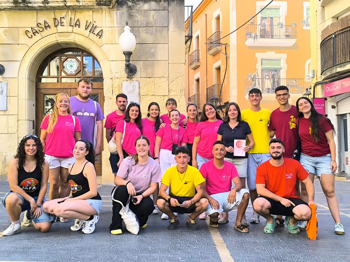 🪭Ahir, la regidora de Cultura popular, Mariona Figueras, i representants de les diverses comissions dels barris van presentar el programa de les Festes del Pa Beneit. 

🔔El tret de sortida als actes el donarà el divendres 4 de juliol el Barri del Serrallo i Font de la Menya (1)
