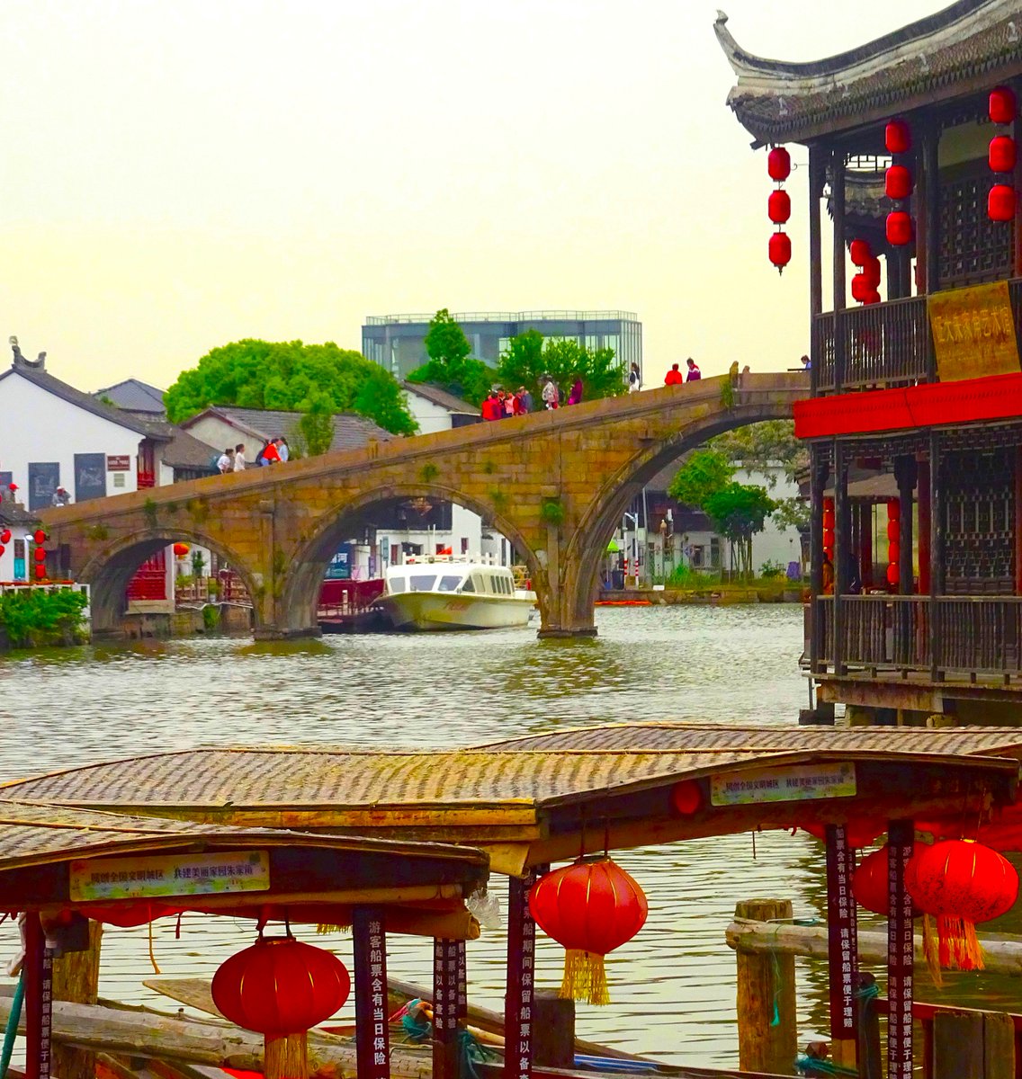 Καλημέρα σε όλο τον κόσμο.

Γύρω από την υπερσύγχρονη Σαγκάη, απλώνονται οι παραδοσιακές υδάτινες πόλεις.
Μια από τις πιο όμορφες είναι η Zhujiajiao (朱家角), που χτίστηκε πριν από 1.700 χρόνια και φημίζεται για τα 36 πέτρινα γεφύρια της.

📷 My photo
 Shanghai Region, China