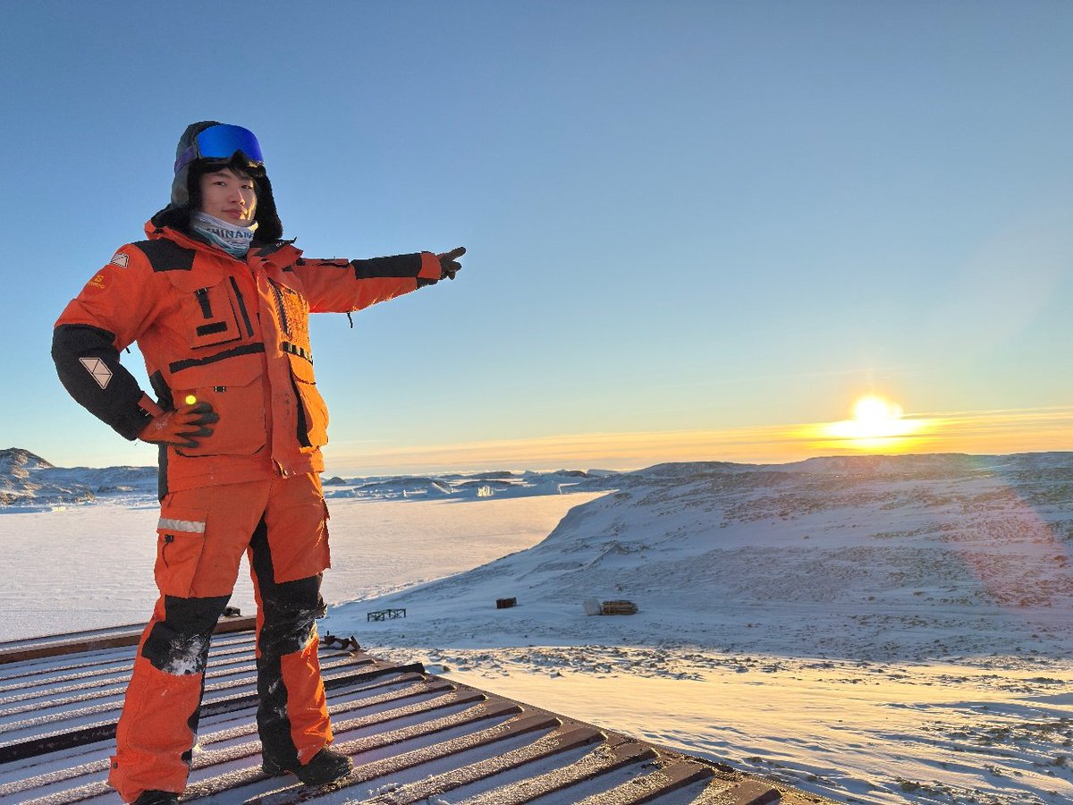 WHU_1893's tweet image. 💪Meet Zhu Ziyuan, the "watcher of the night" at #WHU! Zhu Ziyuan, a doctoral student at #WuhanUniversity, is a member of China's 41st #Antarctica scientific expedition team working at Zhongshan Station, a Chinese research base in Antarctica.🐧❄️  

🖥️Zhu is responsible for