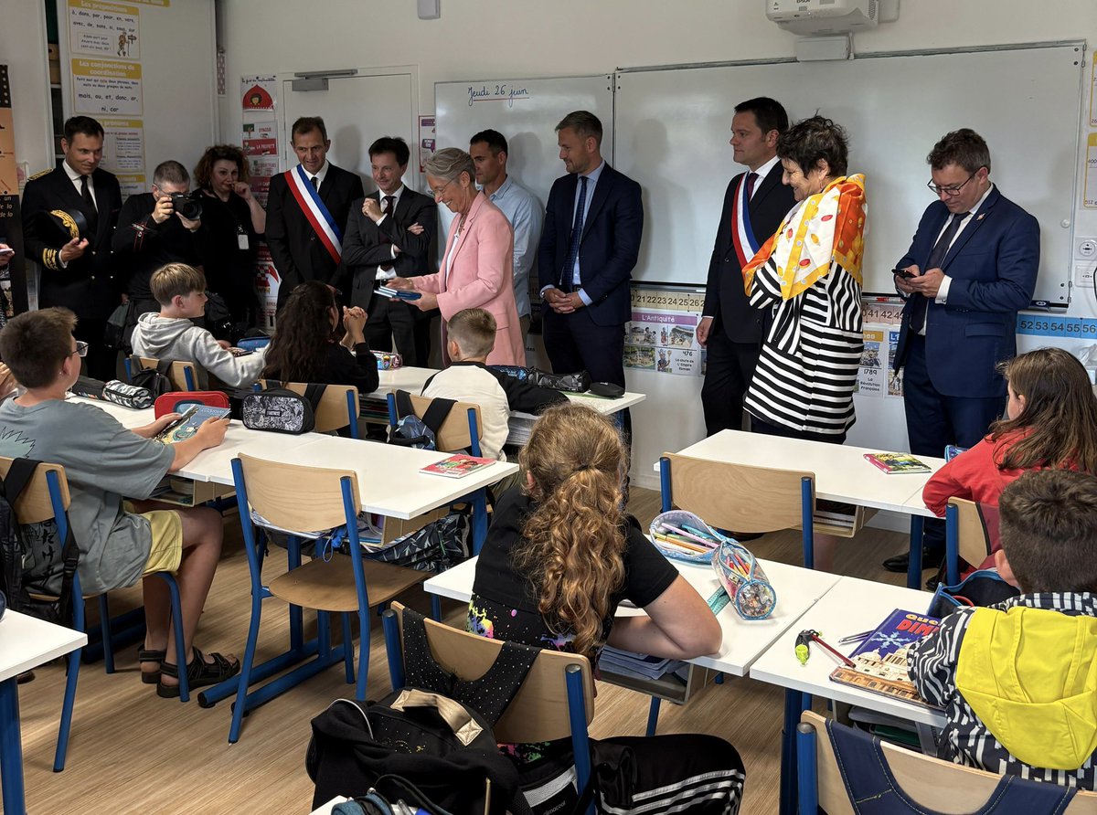 Visite officielle | Madame la ministre d’État, <a href="/Elisabeth_Borne/">Élisabeth BORNE</a> était en visite à l'école Les Lutins à Plœuc-L’Hermitage (22) aux côtés de la rectrice <a href="/HeleneInsel/">Hélène Insel</a> 
➡ Distribution du livre L’Odyssée d’Homère aux élèves de CM2, dans le cadre de l’opération #UnLivrePourLesVacances
