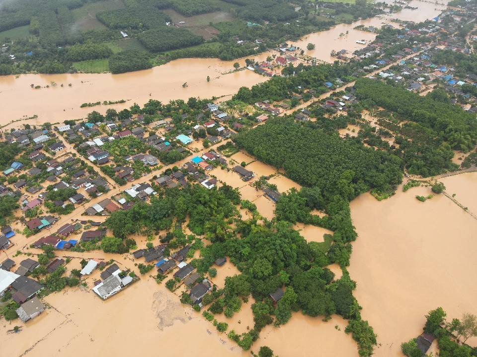 #ขอส่งกำลังใจ เชียงรายน้ำท่วมหนัก ‼️ภาพมุมสูงสถานการณ์น้ำท่วม อ.พญาเม็งราย เวียงชัย เชียงแสน เชียงรุ้ง เทิง จ.เชียงราย แนวโน้มสถานการณ์ปัจจุบันยังคงมีฝนตกอย่างต่อเนื่อง ชาวบ้านเดือดร้อนมากกว่า 4,000 ครัวเรือน
.
อ่านข่าว chiangmainews.co.th/news/3695446/

#เชียงใหม่นิวส์ #chiangmainews