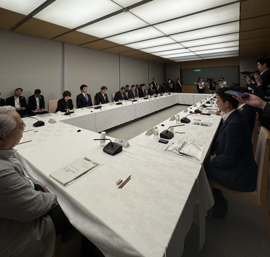 前橋vs長崎。JINSの田中社長（前橋）とジャパネットの高田社長（長崎）からまちづくりのプレゼン@首相官邸。民間企業主導の地域づくりは農業の活性化にとっても学びのあるものでした。