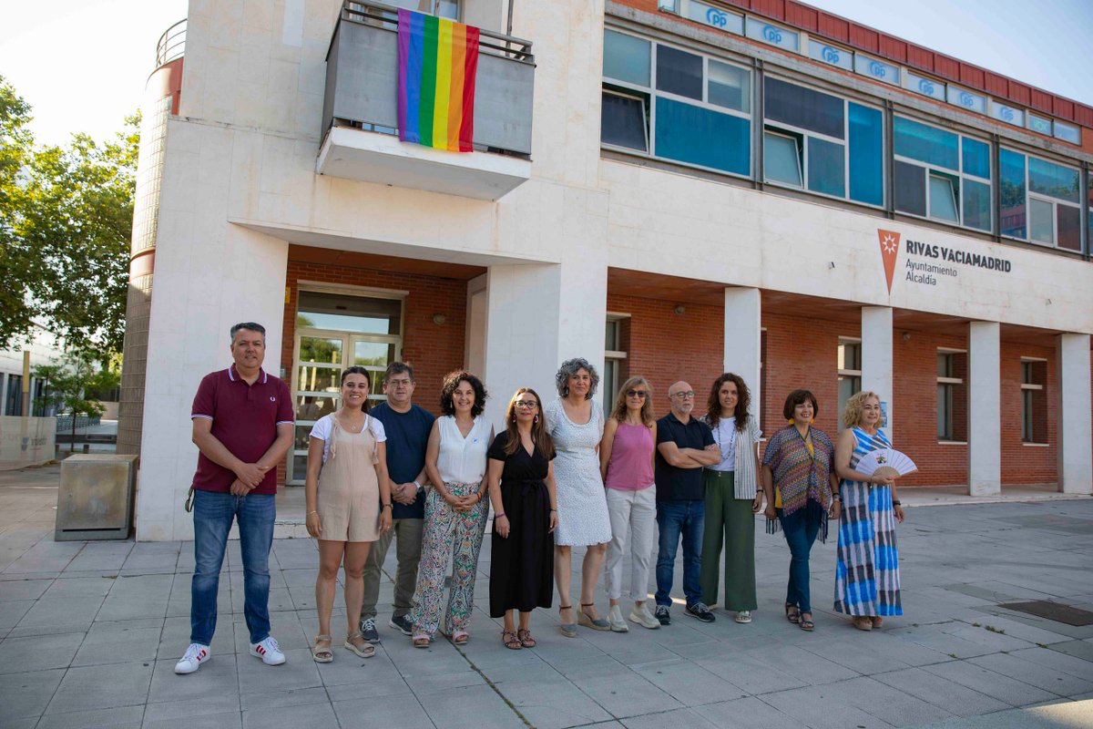 🏳️‍🌈 Un año más, el balcón del @aytorivas luce la bandera arco iris de la libertad y la diversidad. Porque somos orgullosas, diversas y visibles. ¡Feliz orgullo!