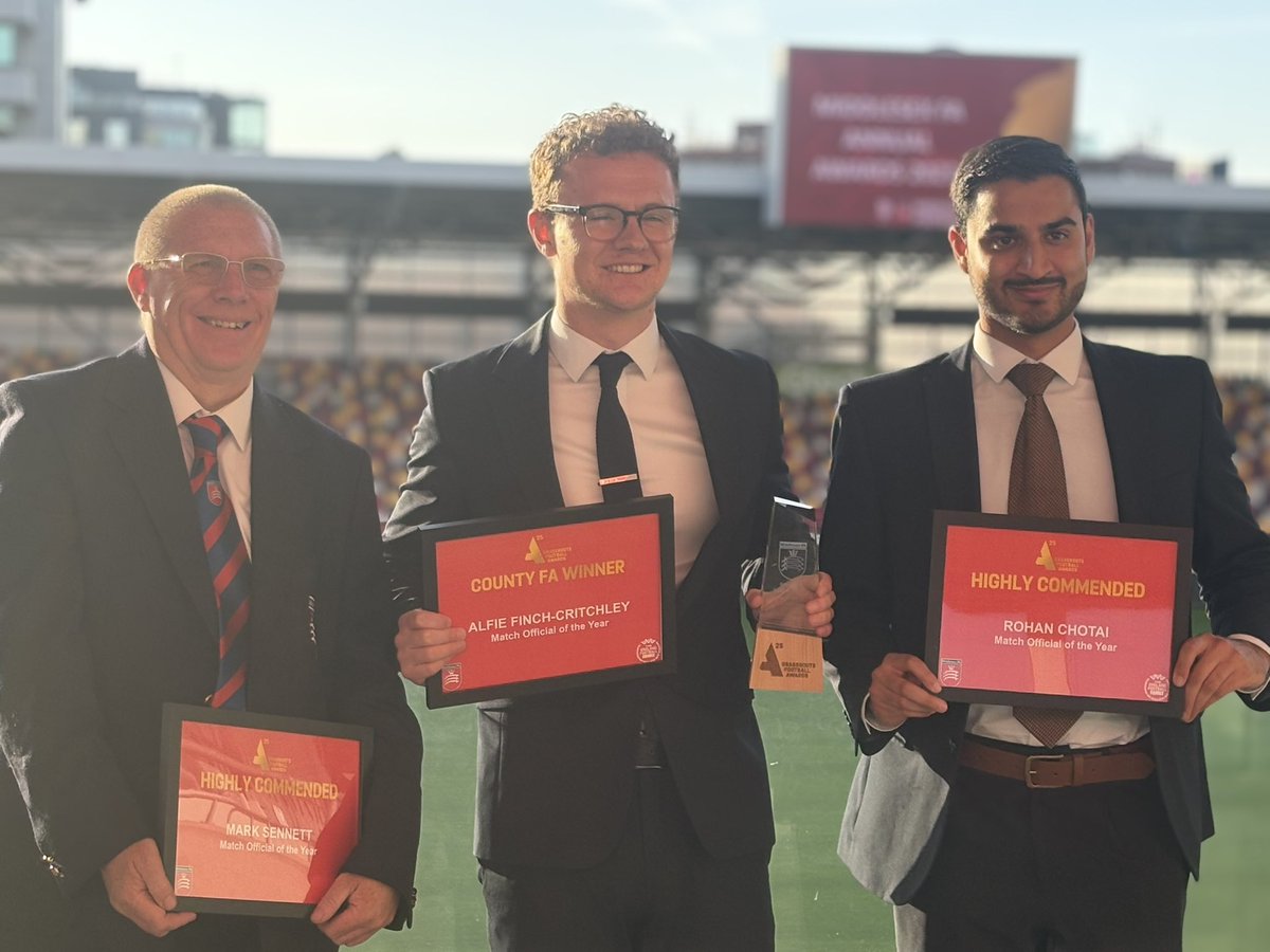 middxreferees's tweet image. 👏 Huge congratulations to Rohan, Mark & Alfie on their nominations at last night’s @middxfa County FA Awards!
A special shoutout to Alfie, crowned Match Official of the Year 🏆⚽️
And to Steve for an incredible 50 years of service to refereeing and football! 🙌🖤
#MiddlesexFA