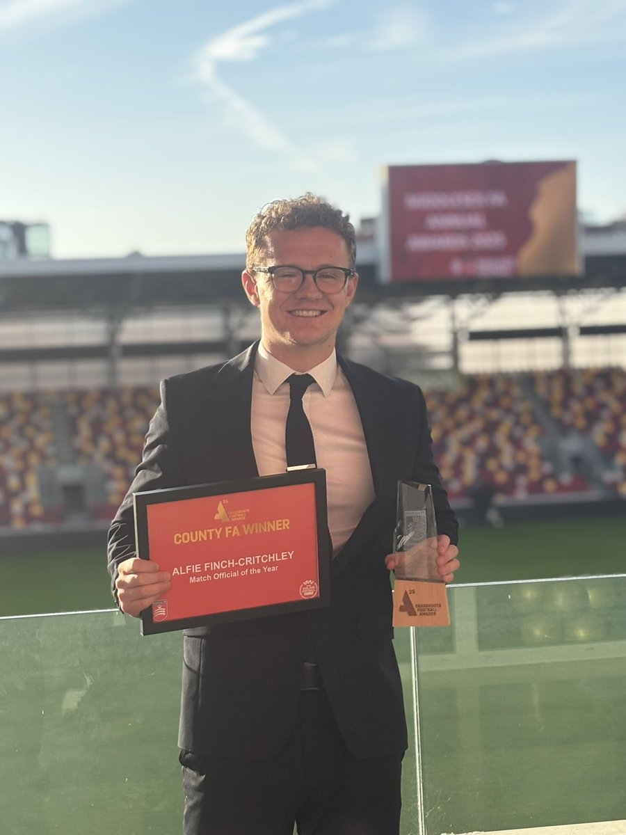 middxreferees's tweet image. 👏 Huge congratulations to Rohan, Mark & Alfie on their nominations at last night’s @middxfa County FA Awards!
A special shoutout to Alfie, crowned Match Official of the Year 🏆⚽️
And to Steve for an incredible 50 years of service to refereeing and football! 🙌🖤
#MiddlesexFA