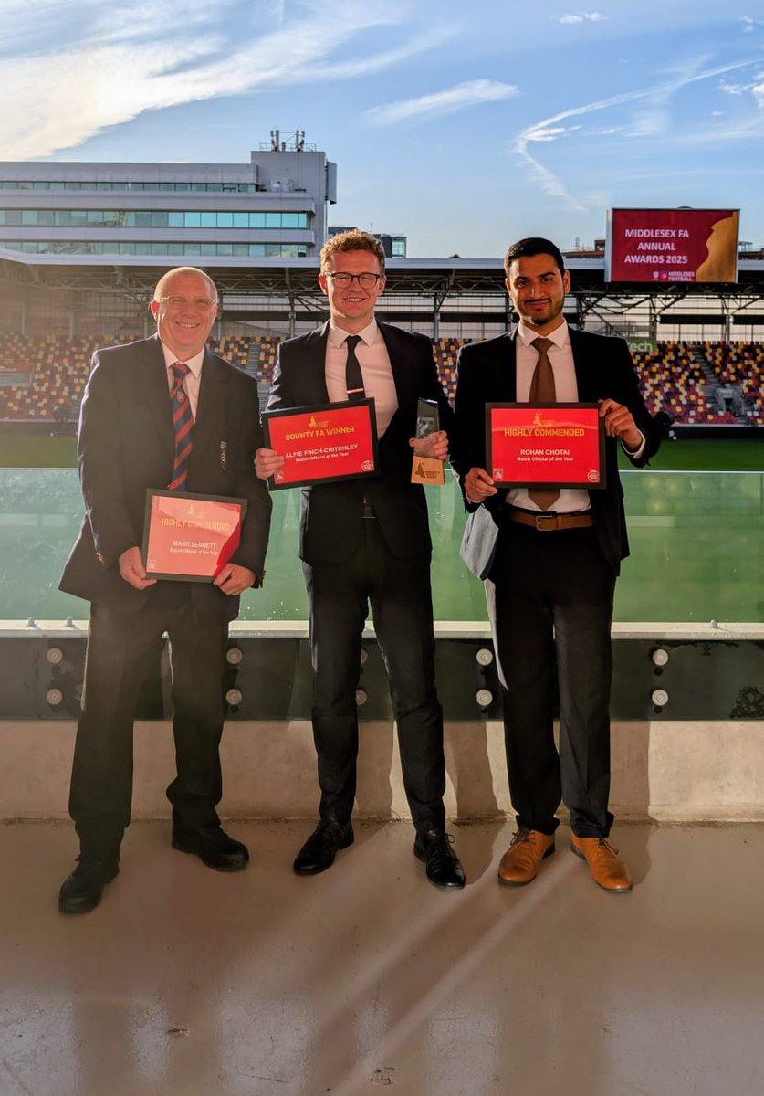 middxreferees's tweet image. 👏 Huge congratulations to Rohan, Mark & Alfie on their nominations at last night’s @middxfa County FA Awards!
A special shoutout to Alfie, crowned Match Official of the Year 🏆⚽️
And to Steve for an incredible 50 years of service to refereeing and football! 🙌🖤
#MiddlesexFA