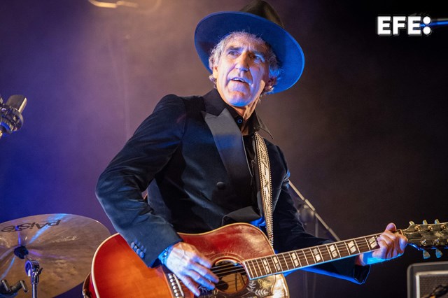 EFE Noticias (@efenoticias) on Twitter photo ENTREVISTA | Mikel Erentxun, ante los 40 años de su exbanda: "Me encantaría resucitar Duncan Dhu".
Por Javier Herrero
(<a href="/JotaHerreroJHB/">Jota Herrero</a>)
efe.com/cultura/mikel-… ENTREVISTA | Mikel Erentxun, ante los 40 años de su exbanda: "Me encantaría resucitar Duncan Dhu".
Por Javier Herrero
(<a href="/JotaHerreroJHB/">Jota Herrero</a>)
efe.com/cultura/mikel-…