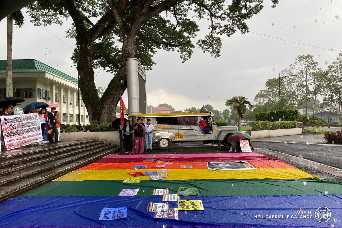 tanglawdevcom's tweet image. TINGNAN: Singlakas ng biglaang pagbuhos ng ulan ang sigaw at pagkilos ng iba&apos;t ibang sektor ng lipunan para sa ALABading: Pride March, tangan ang temang &quot;Kulay ng Kinabukasan: Pagkakaisa sa Gitna ng Pagkakaiba,&quot; ngayong araw, Hunyo 27.

📝📸: Neil Gabrielle Calanog