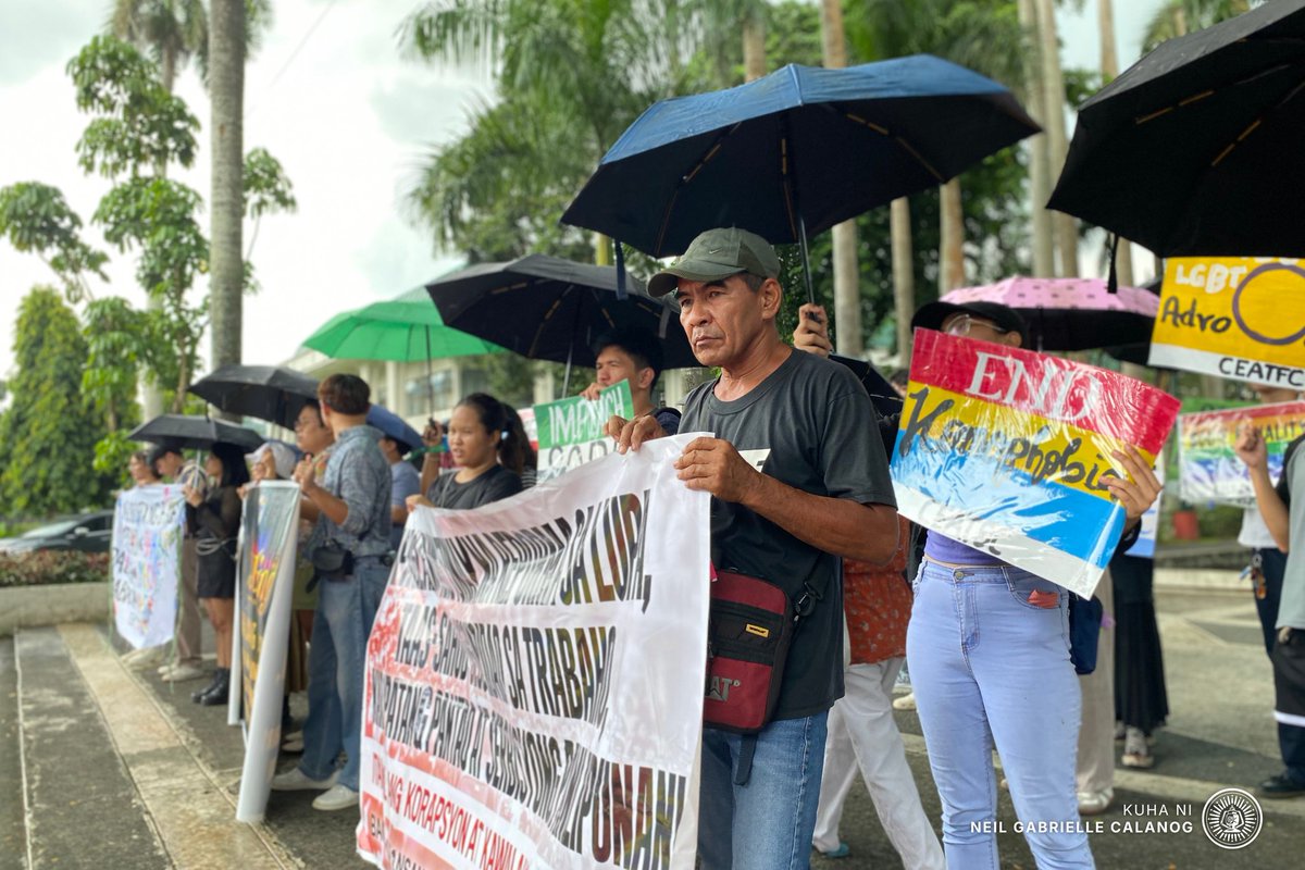 tanglawdevcom's tweet image. TINGNAN: Singlakas ng biglaang pagbuhos ng ulan ang sigaw at pagkilos ng iba&apos;t ibang sektor ng lipunan para sa ALABading: Pride March, tangan ang temang &quot;Kulay ng Kinabukasan: Pagkakaisa sa Gitna ng Pagkakaiba,&quot; ngayong araw, Hunyo 27.

📝📸: Neil Gabrielle Calanog