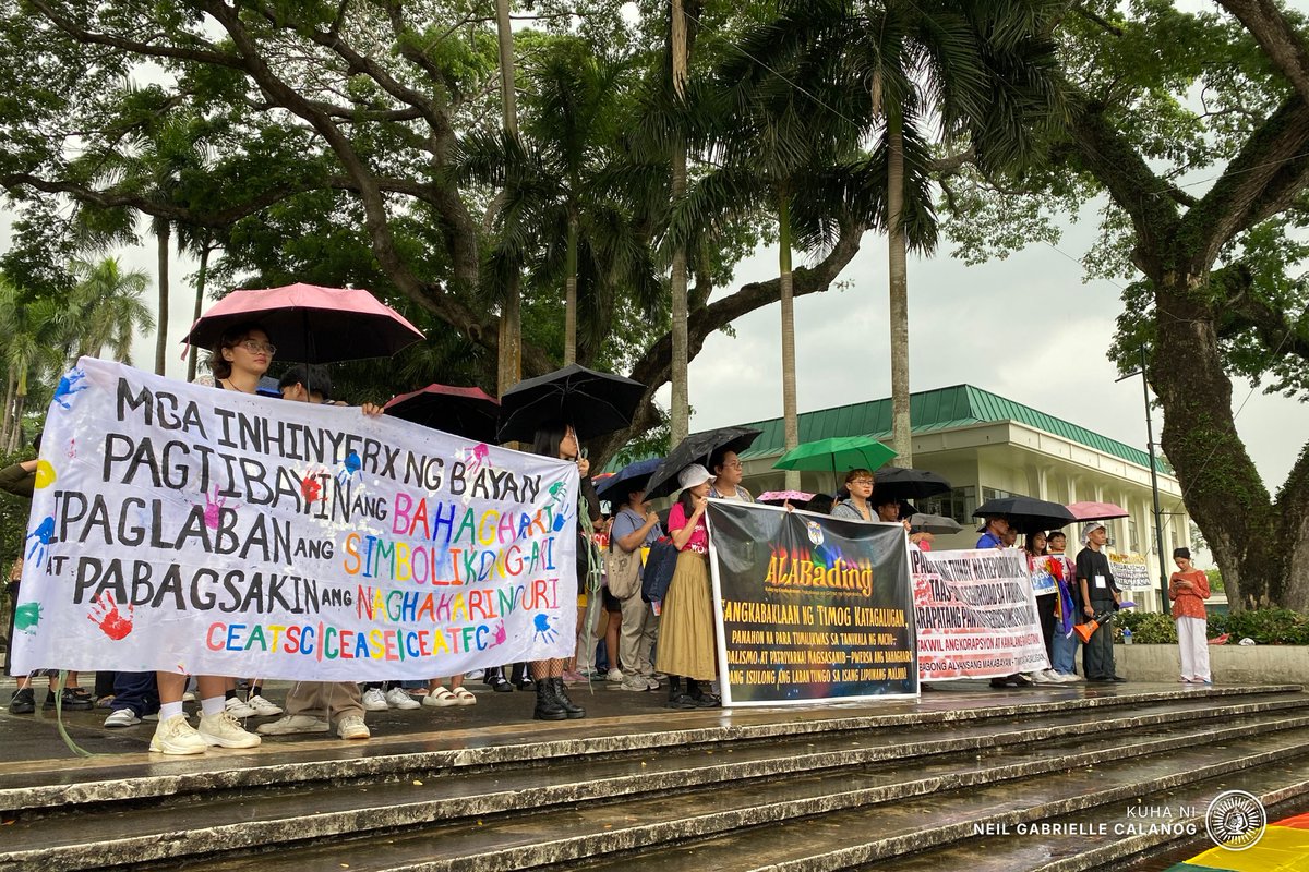 tanglawdevcom's tweet image. TINGNAN: Singlakas ng biglaang pagbuhos ng ulan ang sigaw at pagkilos ng iba&apos;t ibang sektor ng lipunan para sa ALABading: Pride March, tangan ang temang &quot;Kulay ng Kinabukasan: Pagkakaisa sa Gitna ng Pagkakaiba,&quot; ngayong araw, Hunyo 27.

📝📸: Neil Gabrielle Calanog