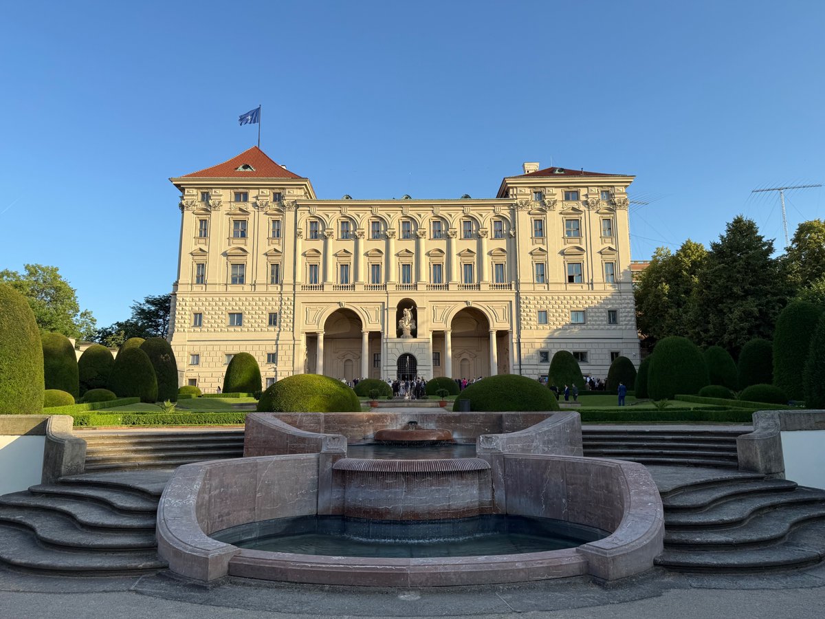 DavidHonys's tweet image. Po roce opět na zahradě Černínského paláce – recepce MZV při Poradě k ekonomické a vědecké diplomacii.
Rád jsem se setkal s kolegy z oblasti vědecké diplomacie a mezinárodní spolupráce. Díky @mzvcr za příjemné a inspirativní odpoledne! 🌿🔬🇨🇿🌍
#ScienceDiplomacy #ResearchSecurity