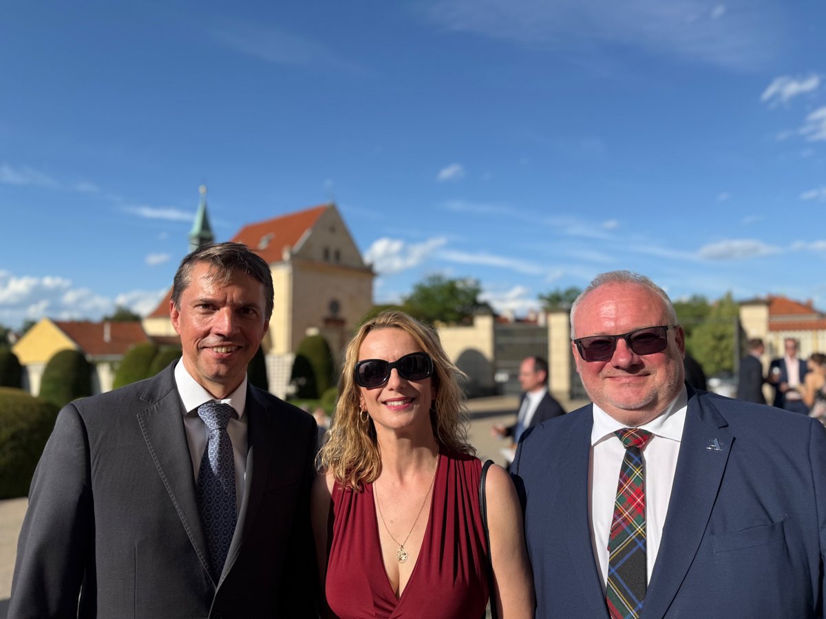 DavidHonys's tweet image. Po roce opět na zahradě Černínského paláce – recepce MZV při Poradě k ekonomické a vědecké diplomacii.
Rád jsem se setkal s kolegy z oblasti vědecké diplomacie a mezinárodní spolupráce. Díky @mzvcr za příjemné a inspirativní odpoledne! 🌿🔬🇨🇿🌍
#ScienceDiplomacy #ResearchSecurity
