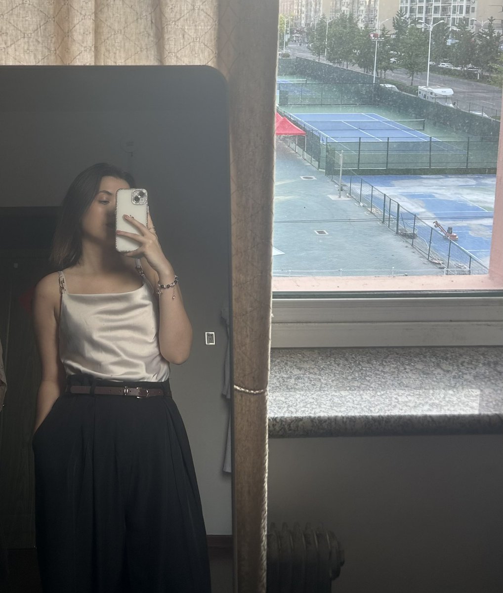 ну ребята я закончила первый курс в китае и сегодня защитила магистерскую диссертацию в россии, поеду сейчас есть мясо и пить соджу✨✨✨