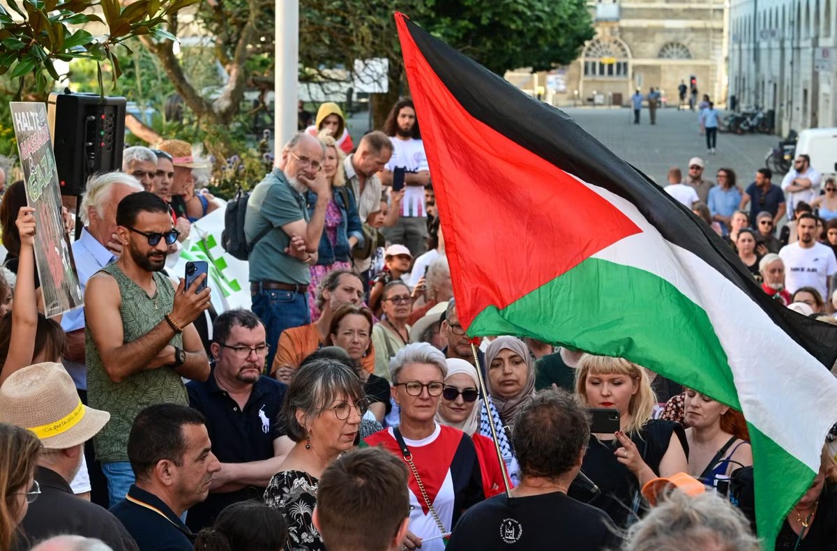 Gilbert Collard (@gilbertcollard) on Twitter photo À Besançon, la justice ordonne le retrait du drapeau palestinien installé devant la mairie par la maire écolo et considère qu'elle a porté "gravement atteinte au principe de neutralité" : elle pourra le regarder dans sa chambre ! À Besançon, la justice ordonne le retrait du drapeau palestinien installé devant la mairie par la maire écolo et considère qu'elle a porté "gravement atteinte au principe de neutralité" : elle pourra le regarder dans sa chambre !