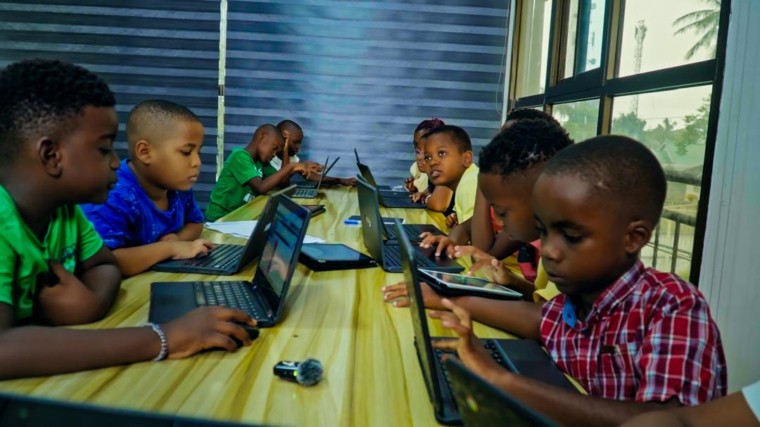 Juzi nilipokea Simu...

Mzazi mmoja kaniuliza:

"Vipi kuhusu vijana wetu wa Cambridge na IB? Wao bado wapo likizo hadi mwezi ujao, kuna kitu chochote kinaendelea kwa ajili yao?"

Jibu langu lilikuwa moja tu:

"Ndiyo. Tarehe 7 hadi 18 Julai tunaingia awamu mpya ya Bootcamp