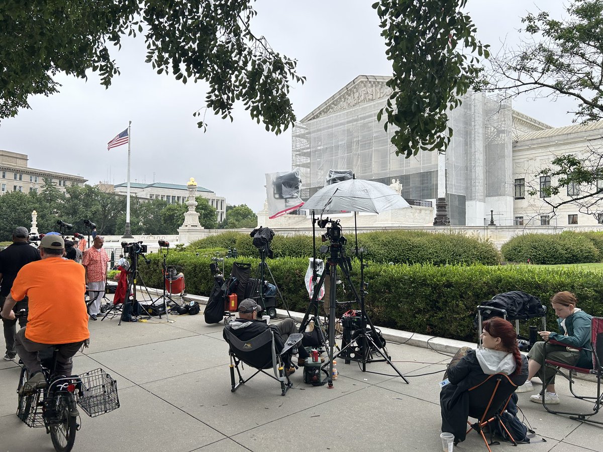 WheelerLydia's tweet image. Good morning from the Supreme Court on the last day of the term.
We’re expected to get 6 rulings starting at 10 on Obamacare preventive services, religious opt outs to LGBTQ-themed books in elementary school, and Trump’s birthright citizenship restrictions.