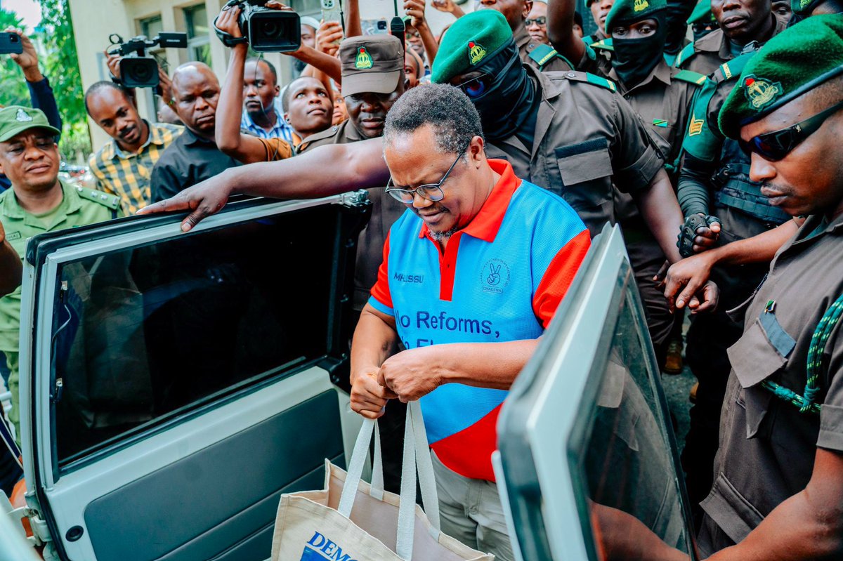 Maria Sarungi Tsehai (@mariastsehai) on Twitter photo Look at that focus and determination ๐ฅ
Mungu akubariki na kukuweka <a href="/TunduALissu/">Tundu Antiphas Lissu</a>
Wewe ni lightbearer of #Tanzania umebeba mwanga na matumaini ya Taifa
Na vile tulivyo wepesi watanzania kukata tamaa ๐ unatu-boost confidence kila wakati!
Yaani kuna watu saa hizi wangekuwa Look at that focus and determination ๐ฅ
Mungu akubariki na kukuweka <a href="/TunduALissu/">Tundu Antiphas Lissu</a>
Wewe ni lightbearer of #Tanzania umebeba mwanga na matumaini ya Taifa
Na vile tulivyo wepesi watanzania kukata tamaa ๐ unatu-boost confidence kila wakati!
Yaani kuna watu saa hizi wangekuwa
