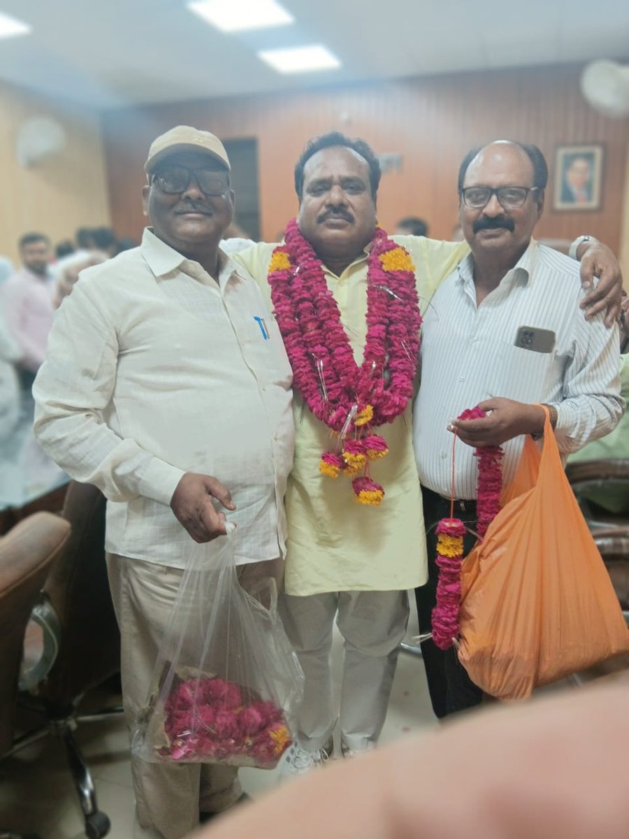 AnbNewstv's tweet image. लखनऊ 
UPSS में एटा से डायरेक्टर बने रमाशंकर शुक्ला
रमाशंकर शुक्ला चौथी बार डायरेक्टर बने 
रमाशंकर शुक्ला ने तोड़ा सारा रिकॉर्ड 
एटा जिले में खुशखबरी की लहर 
बीजेपी के जड़ियल कार्यकर्ता हैं रमाशंकर शुक्ला
#eta #lucknow #upss #bjp #bsp #yadavakhilesh