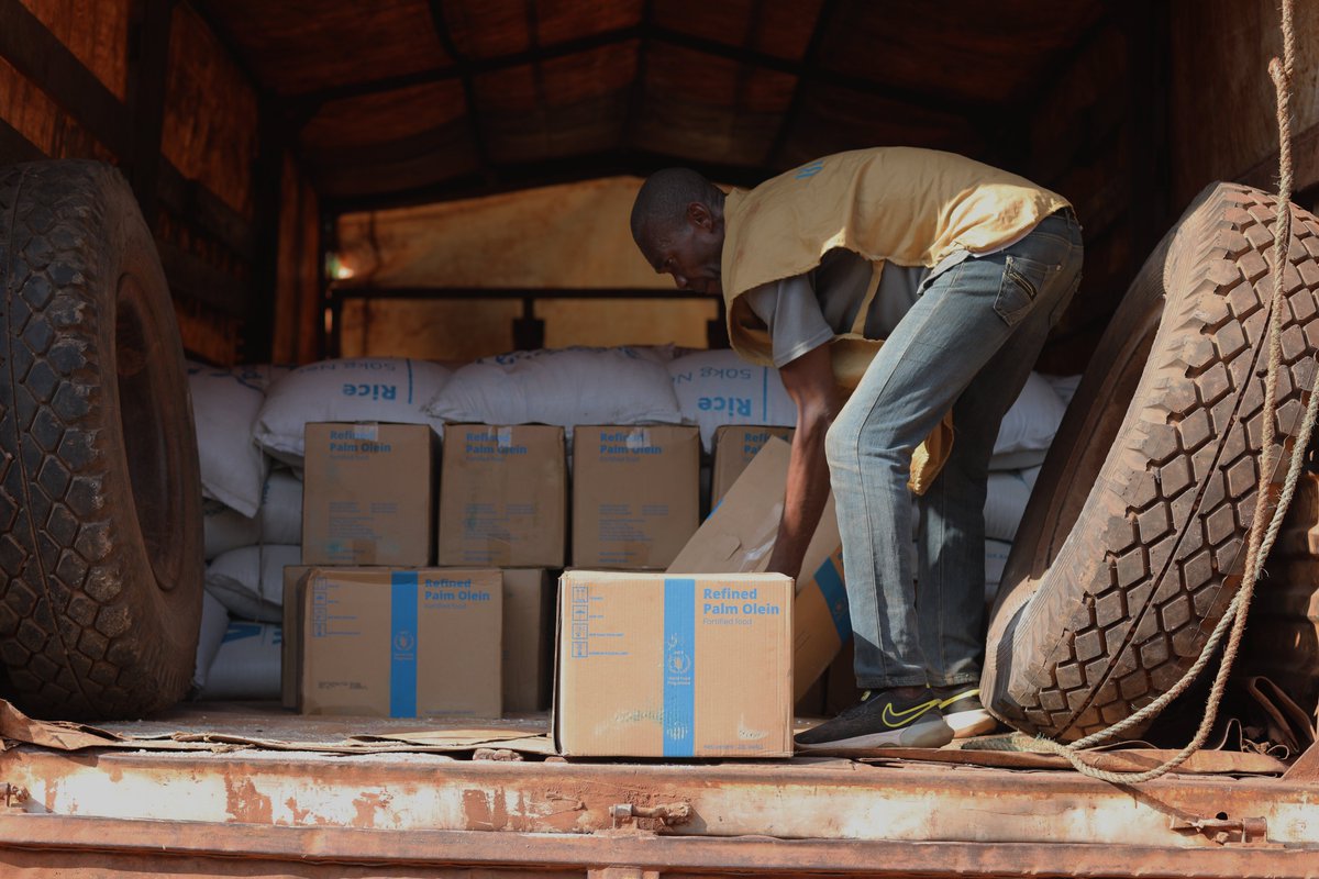 WFP_CAR_CD's tweet image. 🚛Photos de la semaine : en 2024, le PAM a livré plus de 13800 tonnes de nourriture et permis à 769141 personnes de recevoir une assistance ! Chaque jour en Centrafrique, nos équipes sont sur le terrain pour acheminer cette aide alimentaire 🇨🇫 #savinglives