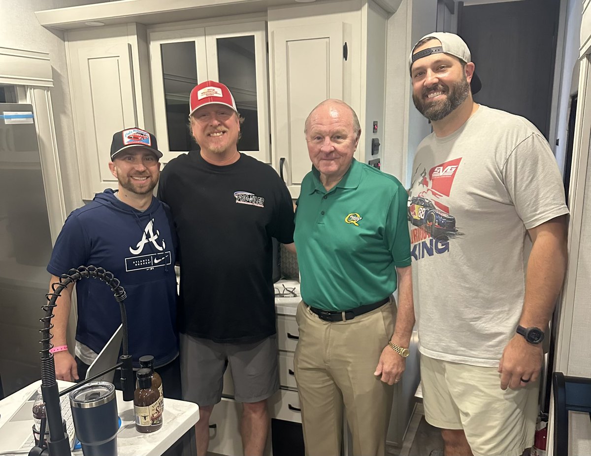 MPJohnson79's tweet image. America’s Crew Chief (and Bama Football fan) @LarryMac28 in the house down here @EchoParkSpdwy !! @squidbilly929 @929TheGame @929MorningShift