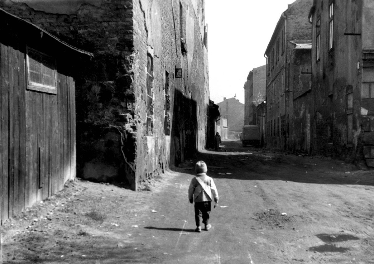 RudiGeerts's tweet image. Krakow, Poland, a lone little boy in a ghetto street.

“If you live—I will live within you…
The city’s Jews have disappeared from the streets. There is nowhere to flee.”