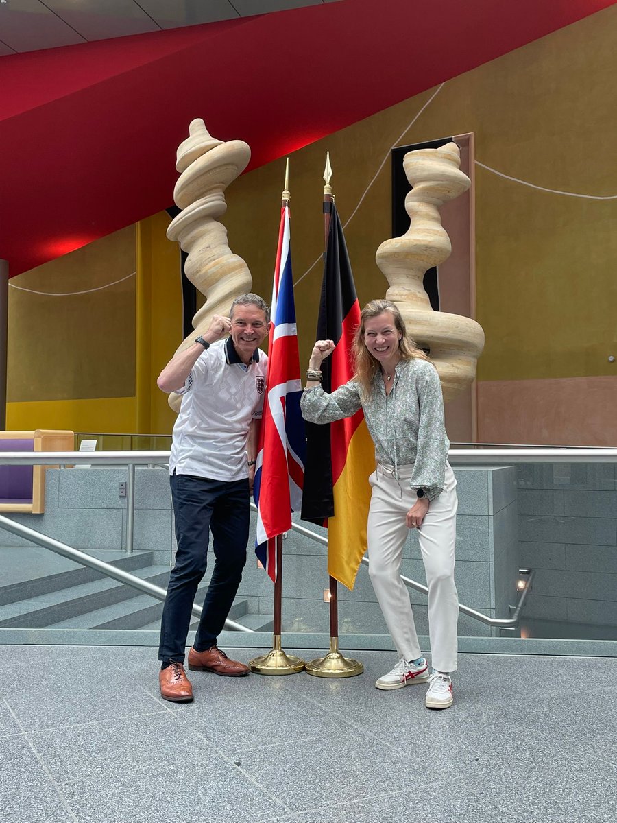 🇬🇧🤝🇩🇪 Ein sehr gutes Gespräch mit stellvertretenden Fraktionsvorsitzenden Siemtje Möller - über Sicherheit, Zusammenarbeit und die transatlantische Freundschaft.
Dass ich dabei ein England-Trikot getragen habe? Reiner Zufall... oder diplomatische Taktik?😄⚽️