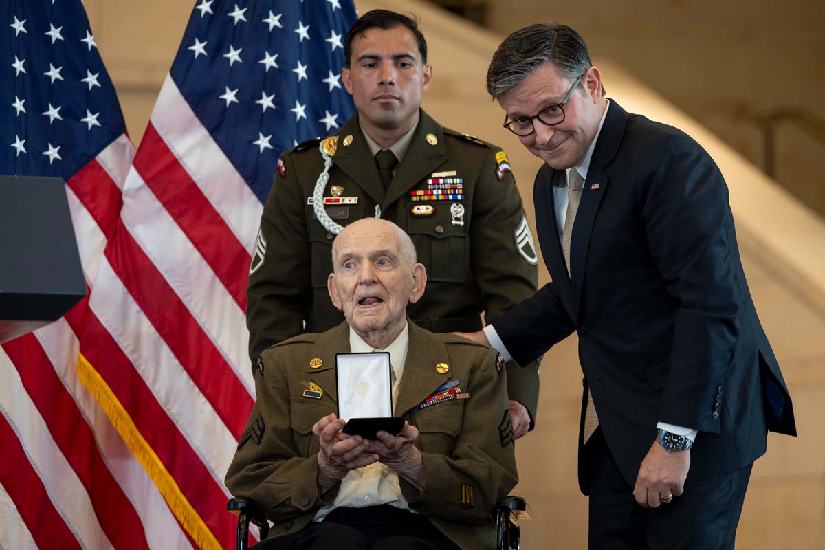 WWII Rangers Receive Congressional Gold Medal

Former Soldiers Recognized in Capitol Hill Ceremony

#ReadMore: loom.ly/6tIQ7zw

 #AUSAorg #AUSA #USArmy #rangers #goldmedal #worldwarii