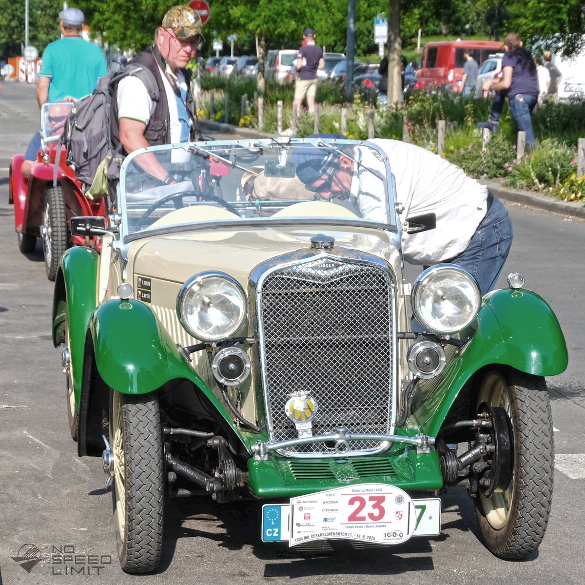 NoSpeedLimit_it's tweet photo. 1934 #SingerLemans 1000 mil
Československých (1000 miles of #Czechoslovakia)
🇨🇿🇸🇰 2025 #1000milCS #Prague #czechia #Praga
#interwarcars #classiccars #vintagecars #FirstRepublic
#millemiglia #timelessbeauty For more:
https://t.co/4Rbl2p5fyv https://t.co/xXMjtuAIV5