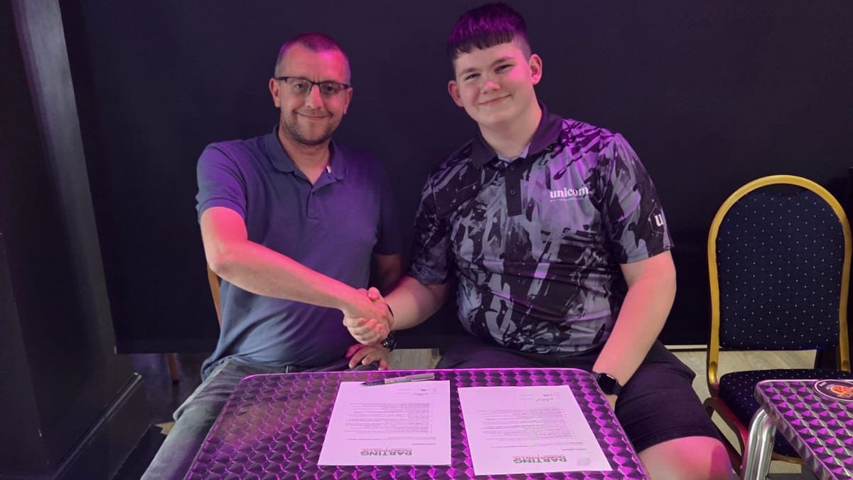 ✍️ We are delighted to announce the signing former JDC World Cup and Development Tour event winner Henry Coates!

Now 18, Henry has achieved everything there is to achieve in the junior game after working alongside former PDC pro Jamie Caven for many years.

Welcome, Henry!