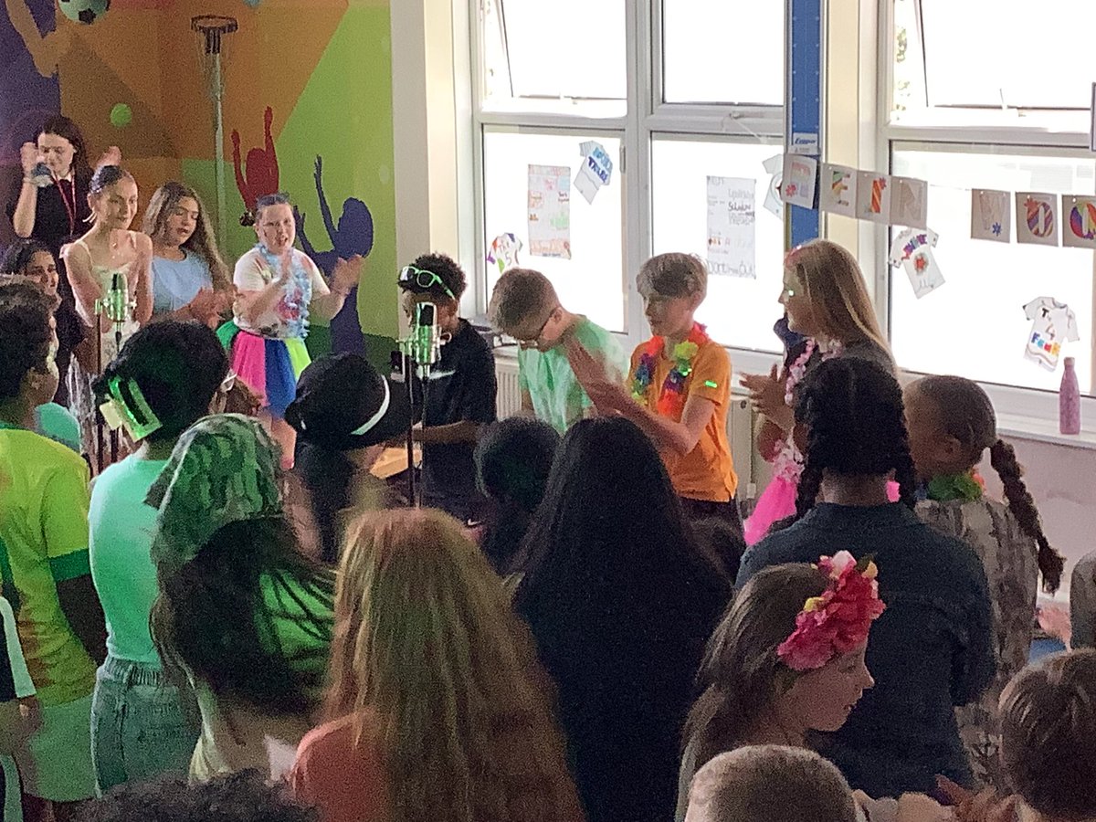 ReinwoodJuniors's tweet photo. Our next band are on! Queen are rocking out! 

#RJS6S #RJS6W #RJS6G #RJSMusic https://t.co/sKnuaqtBjk
