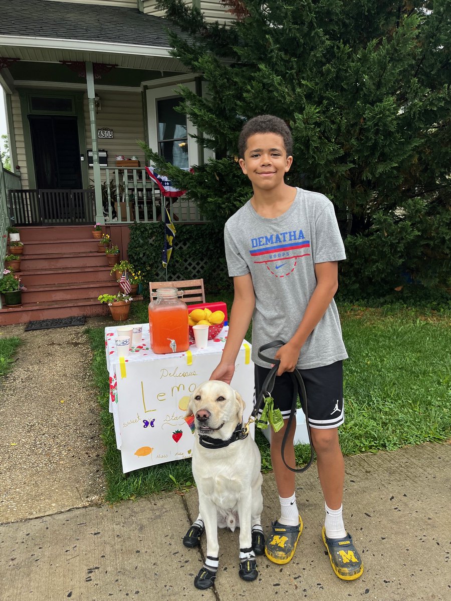 🎉While Deputy Chief Lanham was walking, K-9 Linzer, they met a young go-getter running his own lemonade stand on Gallatin Street. It’s a sweet reminder of the great community we serve! Thanks for hanging out with us, Oliver!
#CommunityConnections #SupportLocalKids #HyattsvillePD