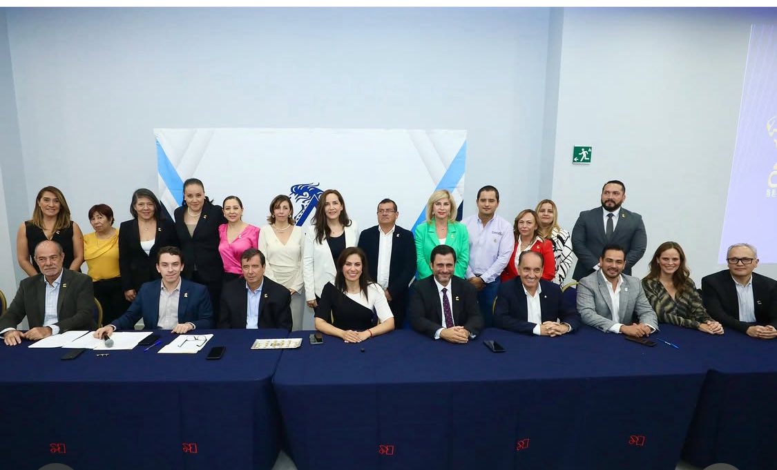 hectortejadasha's tweet photo. Asistí a la sesión de consejo de CANACO León en donde tuvimos de invitada a mi amiga Ale Gutiérrez @alegutierrez_mx, alcaldesa de León, y tratamos diferentes temas de relevancia para nuestra ciudad #unidosenaccionespositivas #HT @gafer195 @canacoleon https://t.co/BbOJWdUkJO