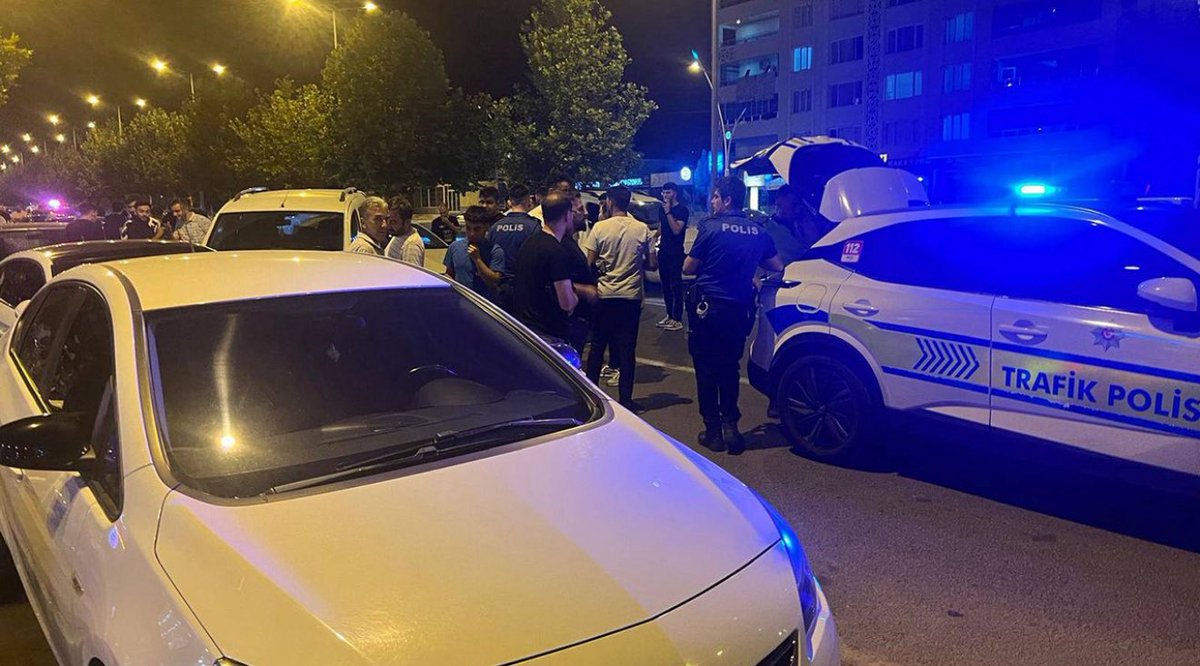 🔴 Diyarbakır merkez Kayapınar ilçesi Fırat Bulvarında, iddialara göre iki aracın yarış yapması sonucu meydana gelen trafik kazasında, 6 araç hasar gördü.