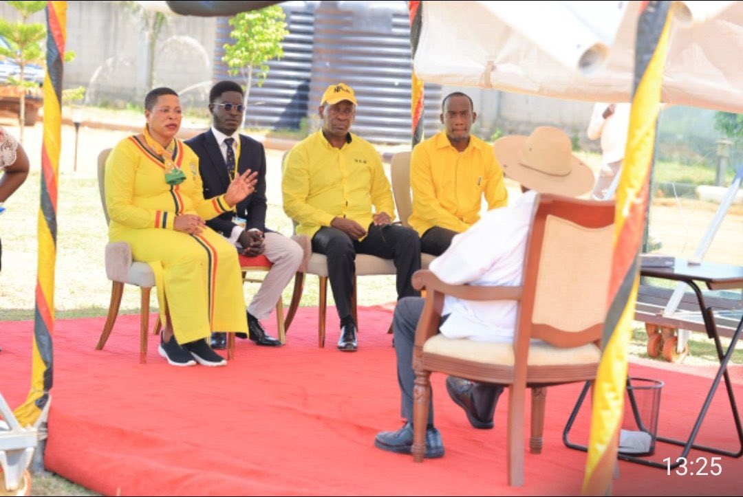 kamukamafredie's tweet image. Rt Hon Among selling Capt Mukula to President 😏😏😏😏